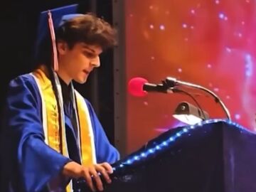 Alem Hadzic pronunciando su discurso de graduación