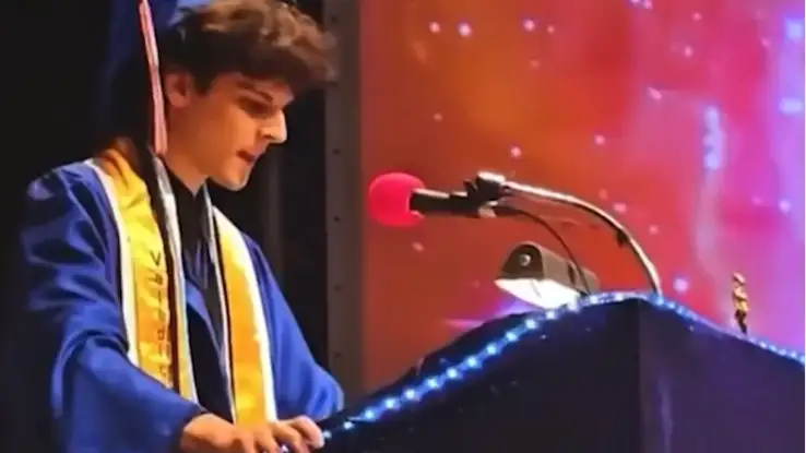 Alem Hadzic pronunciando su discurso de graduación Alem Hadzic pronunciando su discurso de graduación