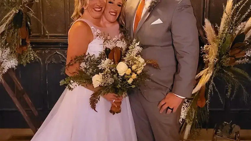 Imagen de la boda de las siamesas