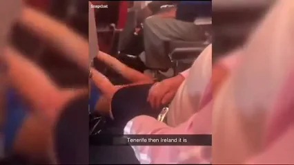 El momento en que un hombre es sacado a rastras de un avión tras agredir a una pasajera El momento en que un hombre es sacado a rastras de un avión tras agredir a una pasajera