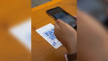 Una persona escaneando un código QR