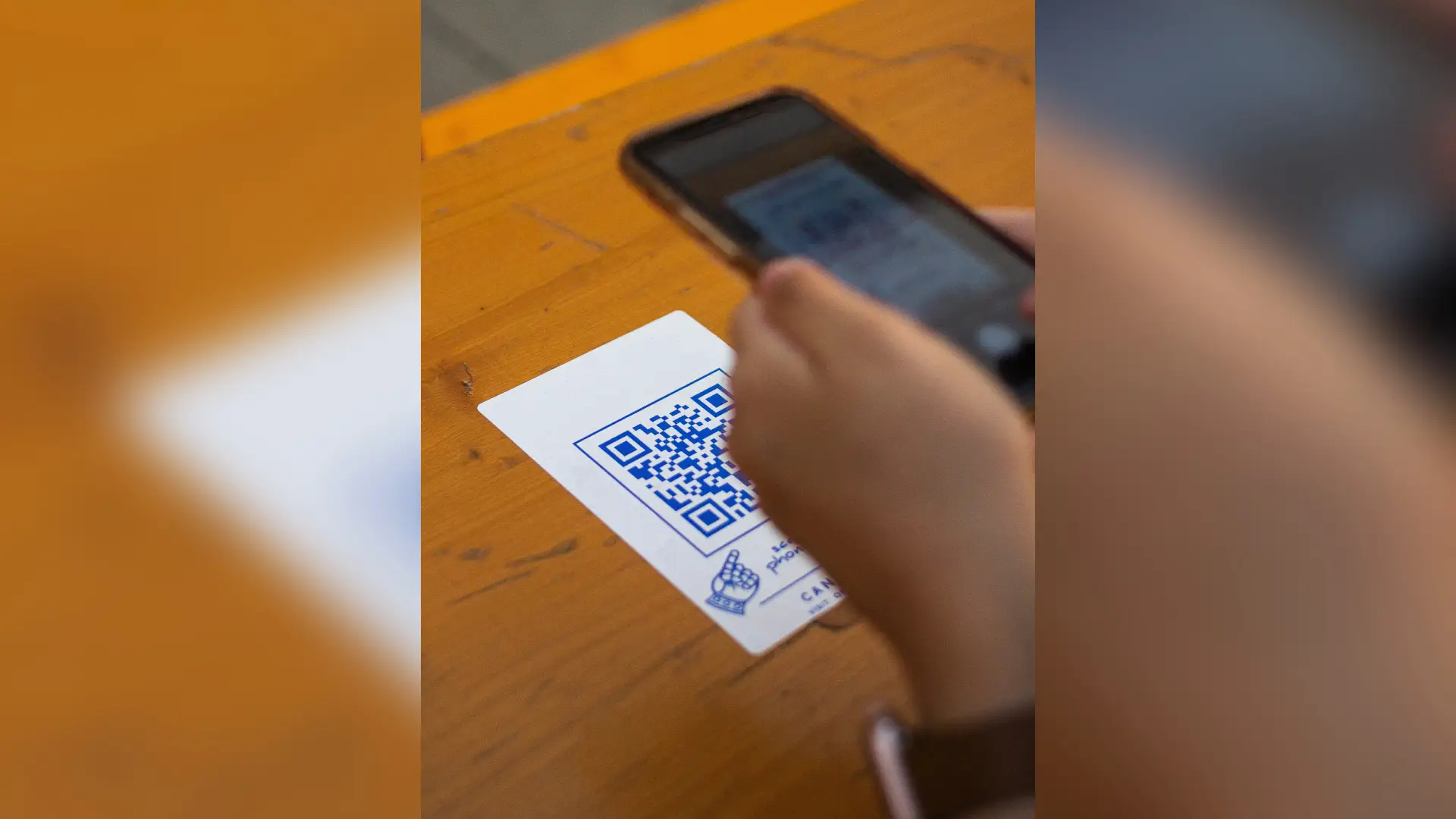 Una persona escaneando un c&oacute;digo QR