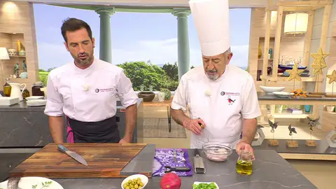 Vierte, poco a poco, el aceite, sin dejar de remover Vierte, poco a poco, el aceite, sin dejar de remover