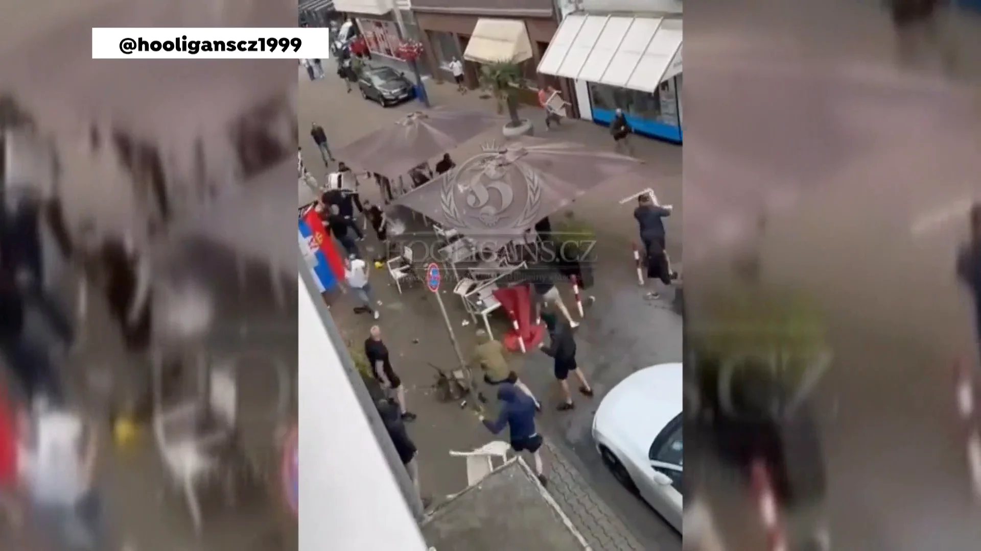 Pelea entre ultras ingleses y serbios en Gelsenkirchen Pelea entre ultras ingleses y serbios en Gelsenkirchen