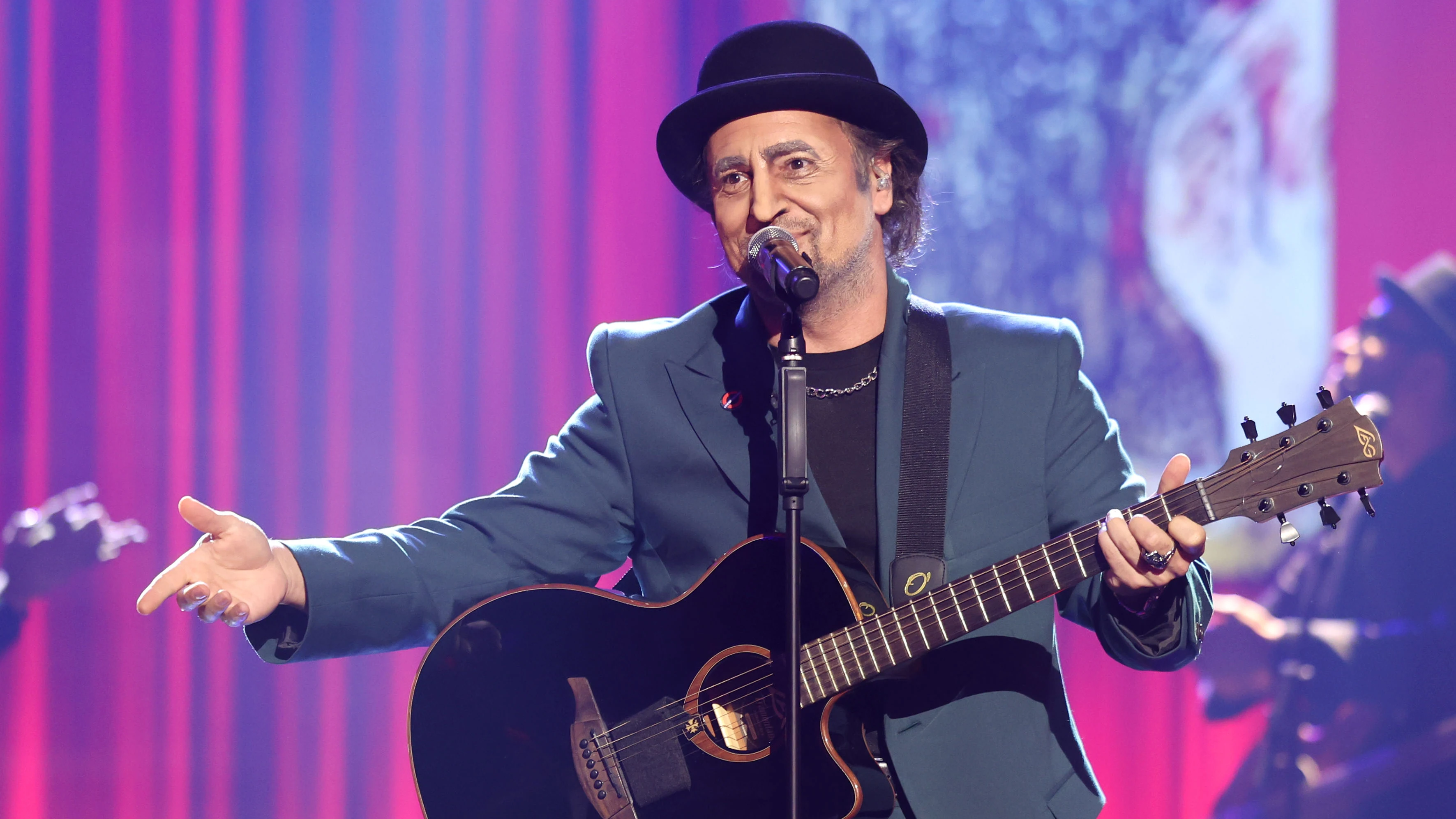 La "impresionante" transformación de David Bustamante en Joaquín Sabina en la próxima gala de Tu cara me suena 11 La "impresionante" transformación de David Bustamante en Joaquín Sabina en la próxima gala de Tu cara me suena 11
