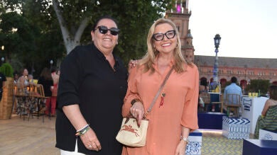 María del Monte enseña el regalo bordado que le ha hecho su mujer, Inmaculada Casal: 