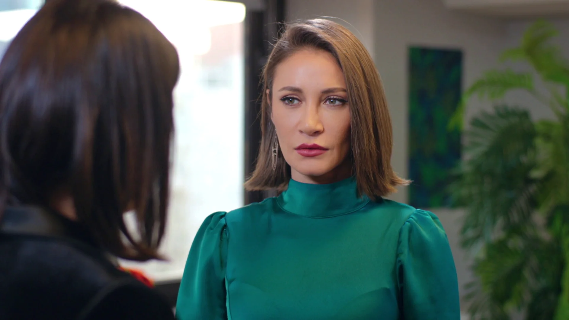 Ender despide fulminantemente a Feyza: sabe que ha estado colaborando con Sami Önder Ender despide fulminantemente a Feyza: sabe que ha estado colaborando con Sami Önder
