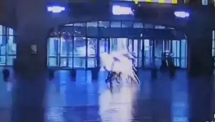 Un rayo impacta sobre el paraguas de una persona