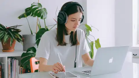 Mujer trabajando con cascos Mujer trabajando con cascos