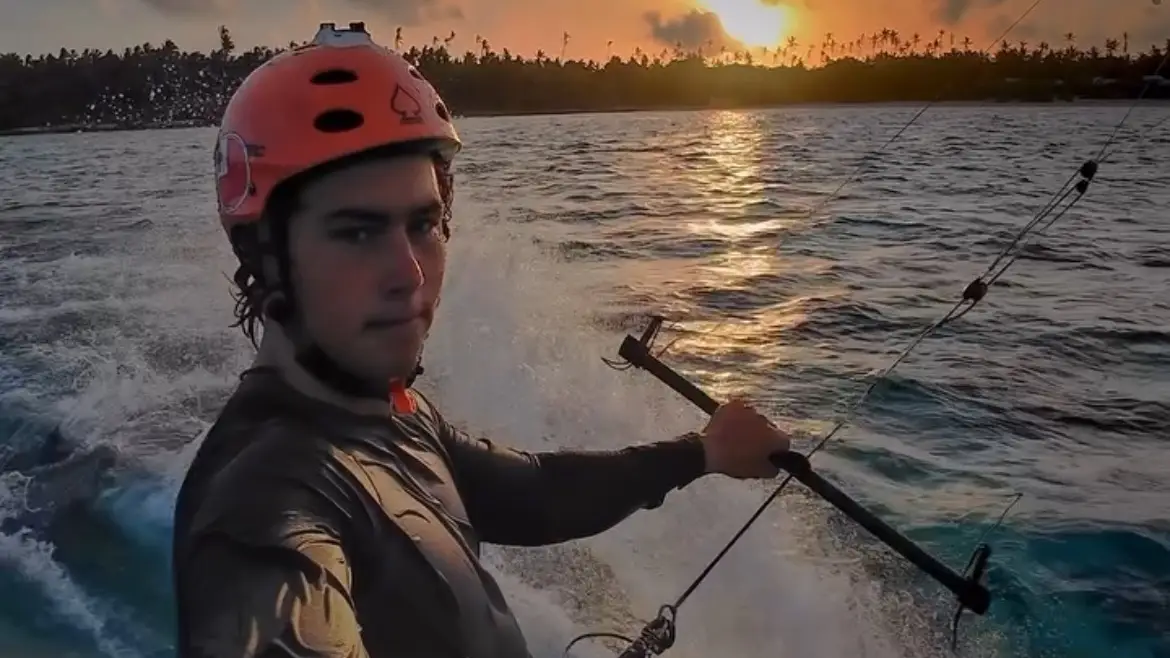 El joven Jackson James Rice practicando kitesurf
