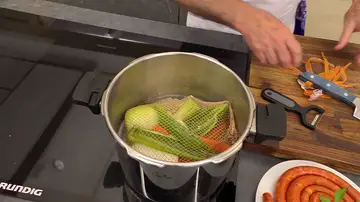 Mete las hortalizas en una red de cocina e introdúcela en la olla