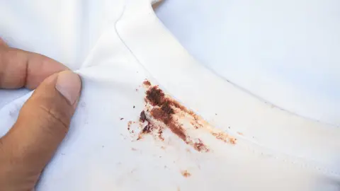 Mancha de chocolate en camiseta blanca Mancha de chocolate en camiseta blanca