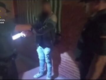 El momento de la detención del agresor a una joven en La Rioja 