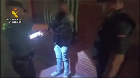 El momento de la detención del agresor a una joven en La Rioja El momento de la detención del agresor a una joven en La Rioja