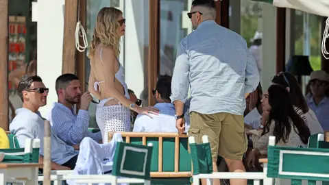 Chiara Ferragni con amigos en Forte dei Marmi Chiara Ferragni con amigos en Forte dei Marmi