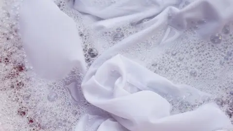 Camiseta blanca en remojo Camiseta blanca en remojo