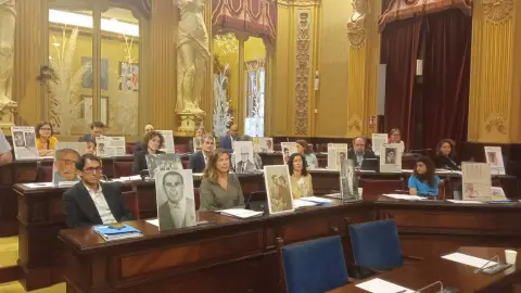 Los diputados socialistas han mostrado fotos de víctimas del franquismo durante el pleno