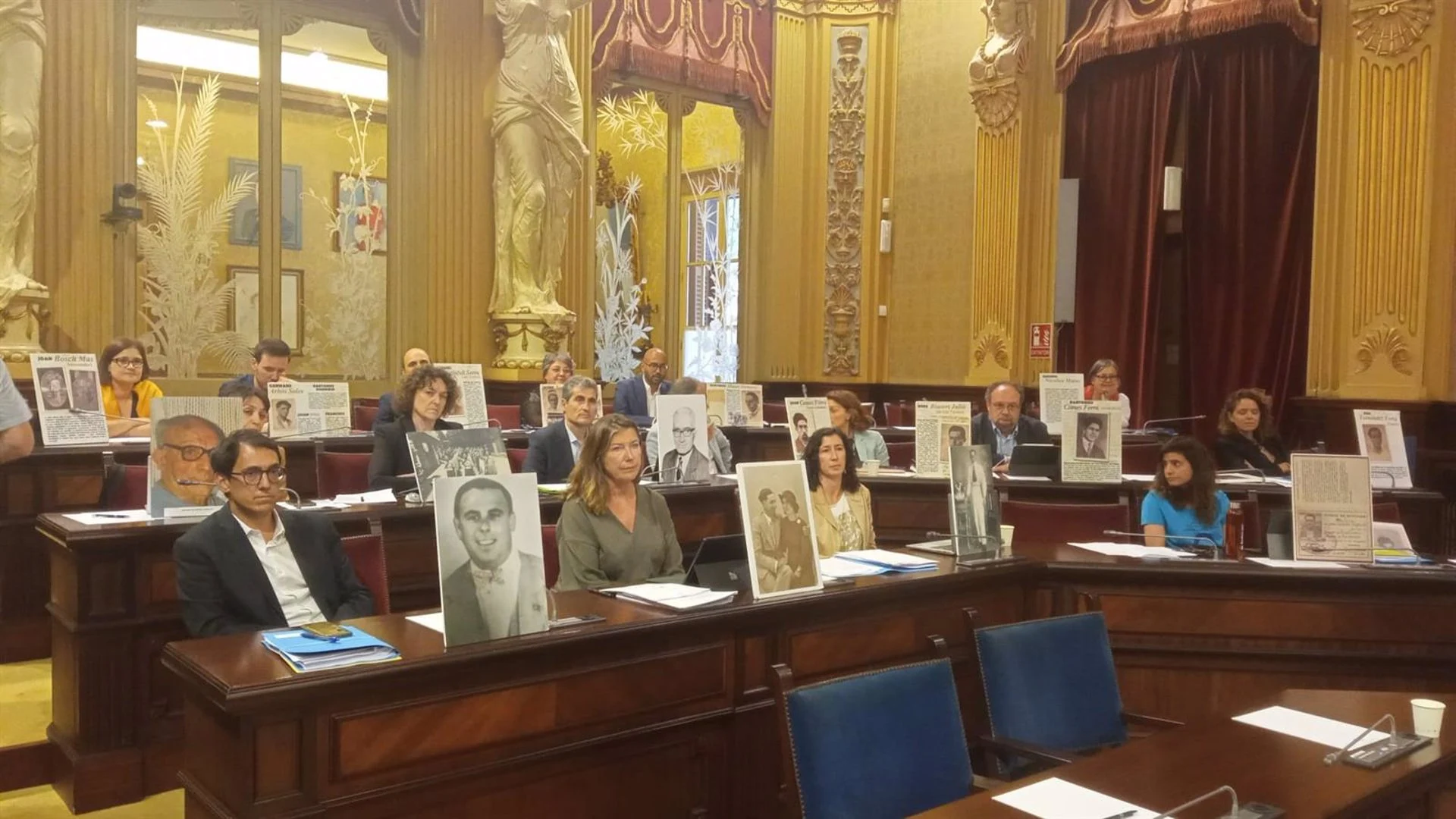 Los diputados socialistas han mostrado fotos de víctimas del franquismo durante el pleno Los diputados socialistas han mostrado fotos de víctimas del franquismo durante el pleno
