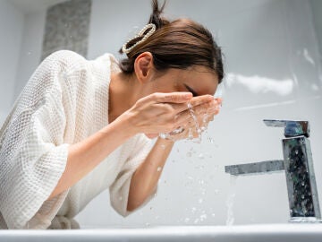 Mujer lavándose la cara