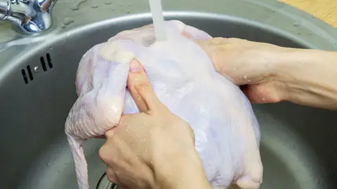 Lavando pollo Lavando pollo