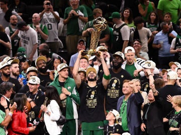 Jayson Tatum levanta el trofeo Larry O'Brien de campeones de la NBA