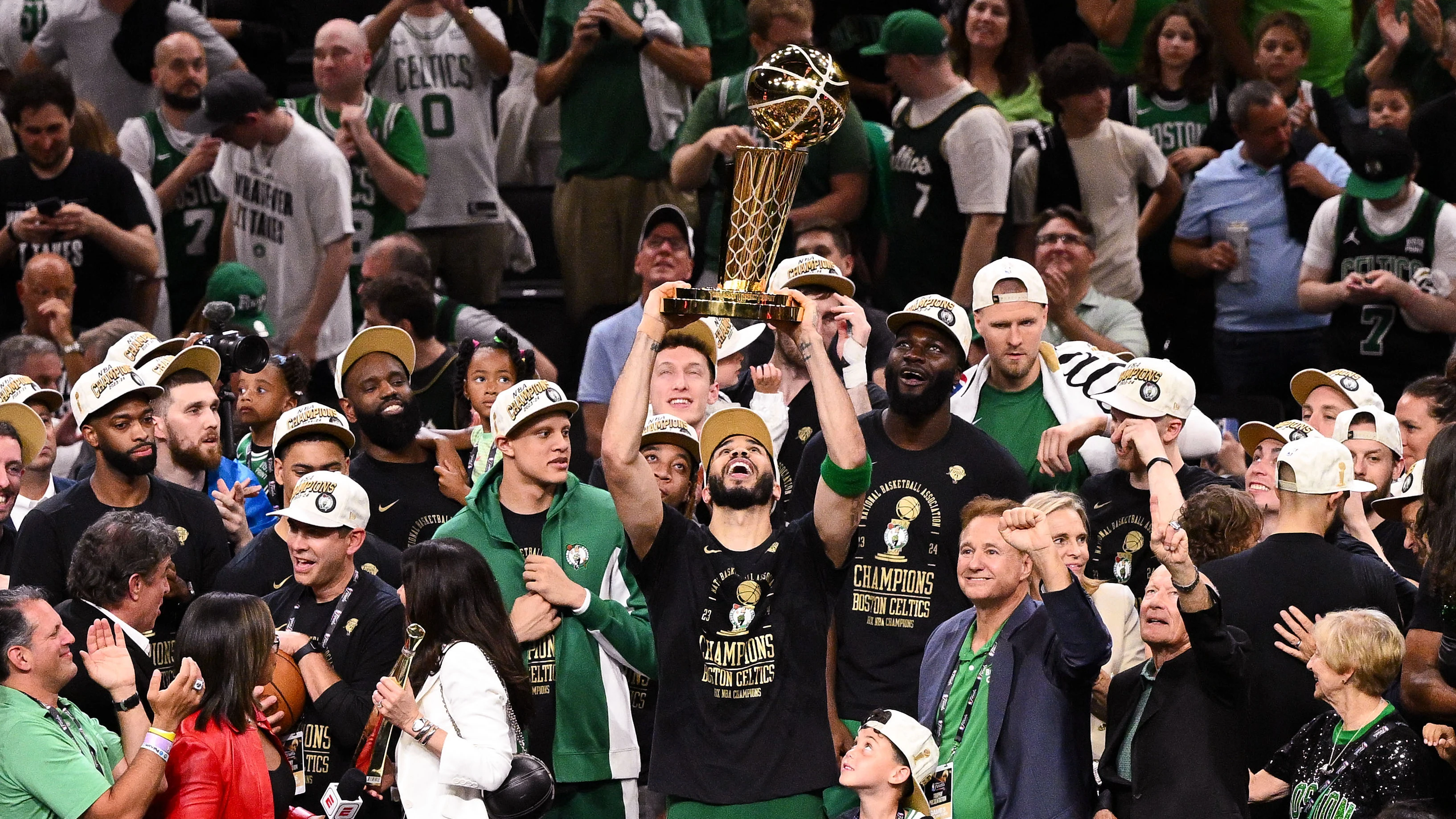 Jayson Tatum levanta el trofeo Larry O'Brien de campeones de la NBA Jayson Tatum levanta el trofeo Larry O'Brien de campeones de la NBA