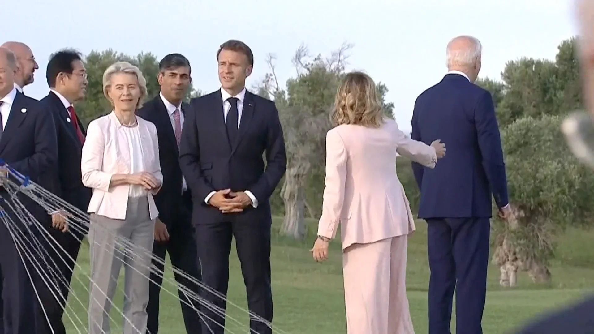 Joe Biden, mirando a otro lado en el G7 Antena 3 Noticias