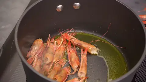 Introduce las cabezas de las gambas y rehógalas bien Introduce las cabezas de las gambas y rehógalas bien