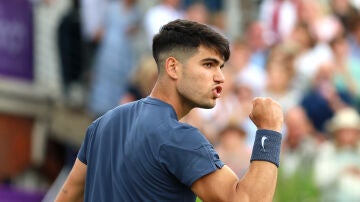 Alcaraz celebra un punto ante Francisco Cerúndolo en 1/16 de Queen's (6-1, 7-5)