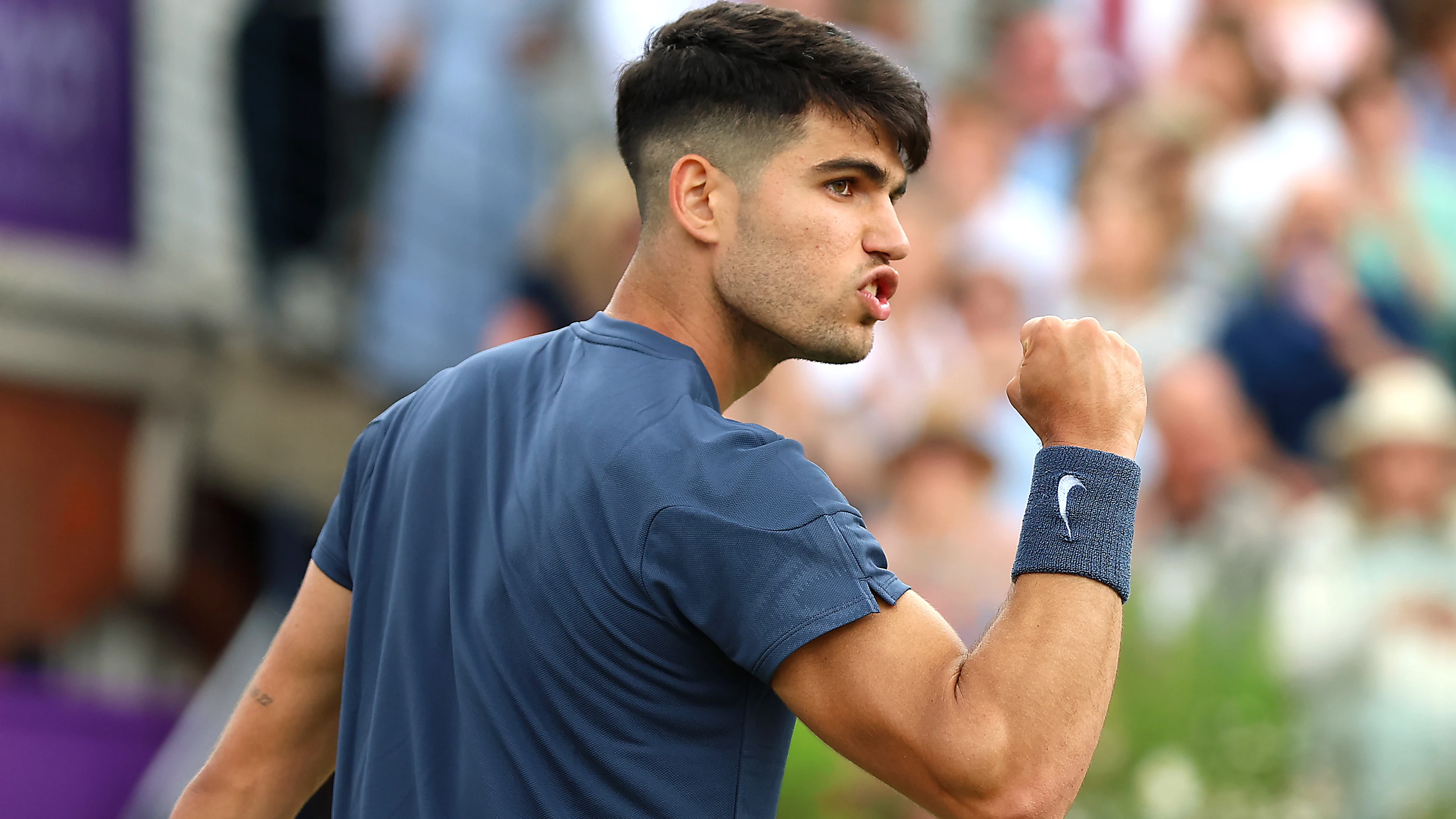 Alcaraz celebra un punto ante Francisco Cer&uacute;ndolo en 1/16 de Queen's (6-1, 7-5)
