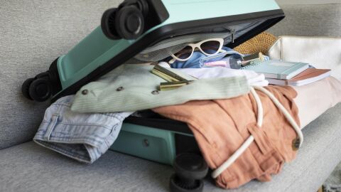 Imagen de archivo de una maleta llena de equipaje.