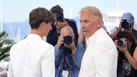 Kevin Costner y su hijo Hayes en el Festival de Cannes