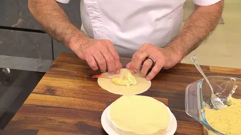 Dóblalas y ciérralas presionándolas con un tenedor Dóblalas y ciérralas presionándolas con un tenedor