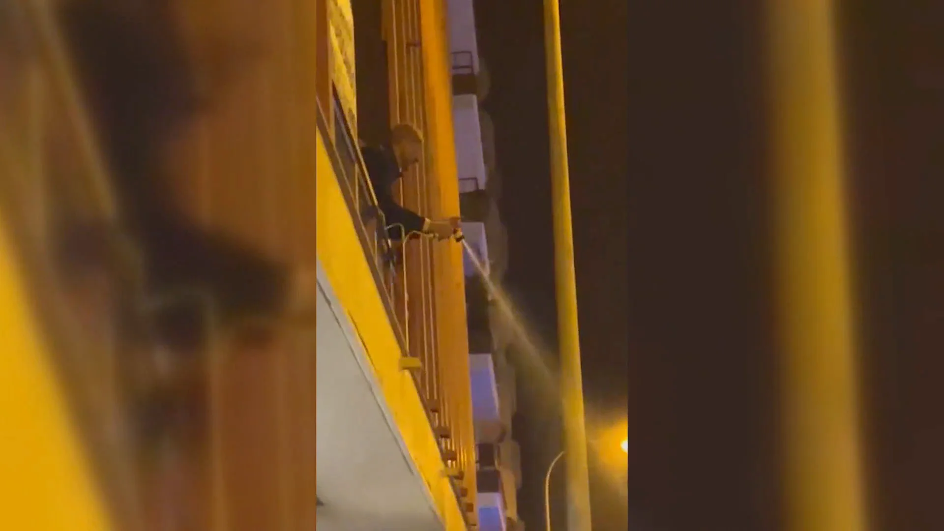 Agustín, el vecino que riega el bar de abajo de su casa, mantiene su guerra: "Me ha arruinado la vida" Agustín, el vecino que riega el bar de abajo de su casa, mantiene su guerra: "Me ha arruinado la vida"
