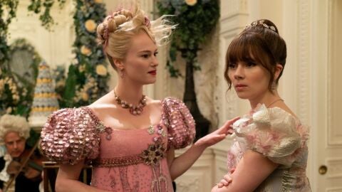 Jessica Madsen como Cressida Cowper y Claudia Jessie como Eloise Bridgerton en la temporada 3