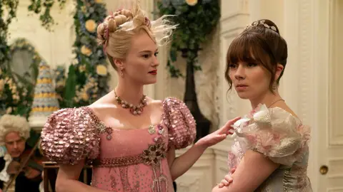 Jessica Madsen como Cressida Cowper y Claudia Jessie como Eloise Bridgerton en la temporada 3 Jessica Madsen como Cressida Cowper y Claudia Jessie como Eloise Bridgerton en la temporada 3