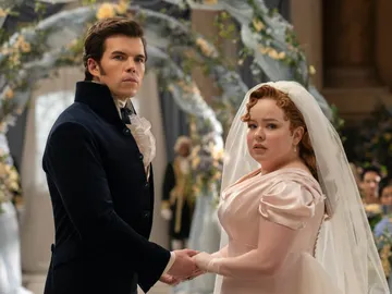 Luke Newton como Colin Bridgerton y Nicola Coughlan como Penelope Featherington en la boda de sus personajes Luke Newton como Colin Bridgerton y Nicola Coughlan como Penelope Featherington en la boda de sus personajes