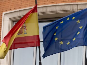 Imagen de archivo de una bandera española y una de la UE