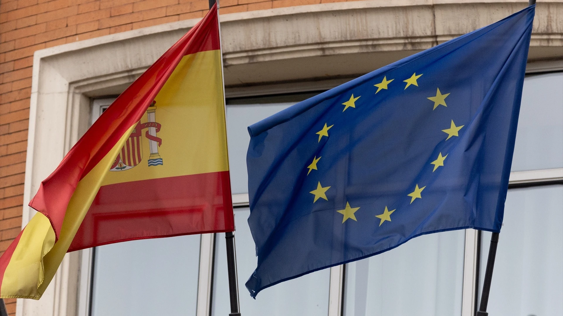 Imagen de archivo de una bandera espa&ntilde;ola y una de la UE