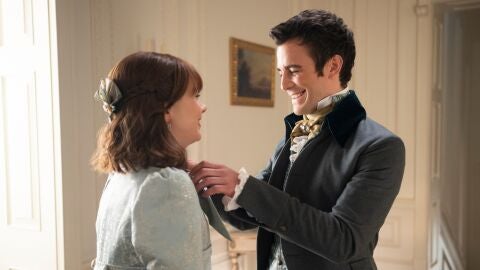 Claudia Jessie como Eloise y Luke Thompson como Benedict en la temporada 3 de Los Bridgerton