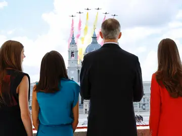 Los reyes, la Princesa de Asturias y la Infanta Sofía en el X aniversario del reinado de Felipe VI frente a la patrulla Águila Los reyes, la Princesa de Asturias y la Infanta Sofía en el X aniversario del reinado de Felipe VI frente a la patrulla Águila