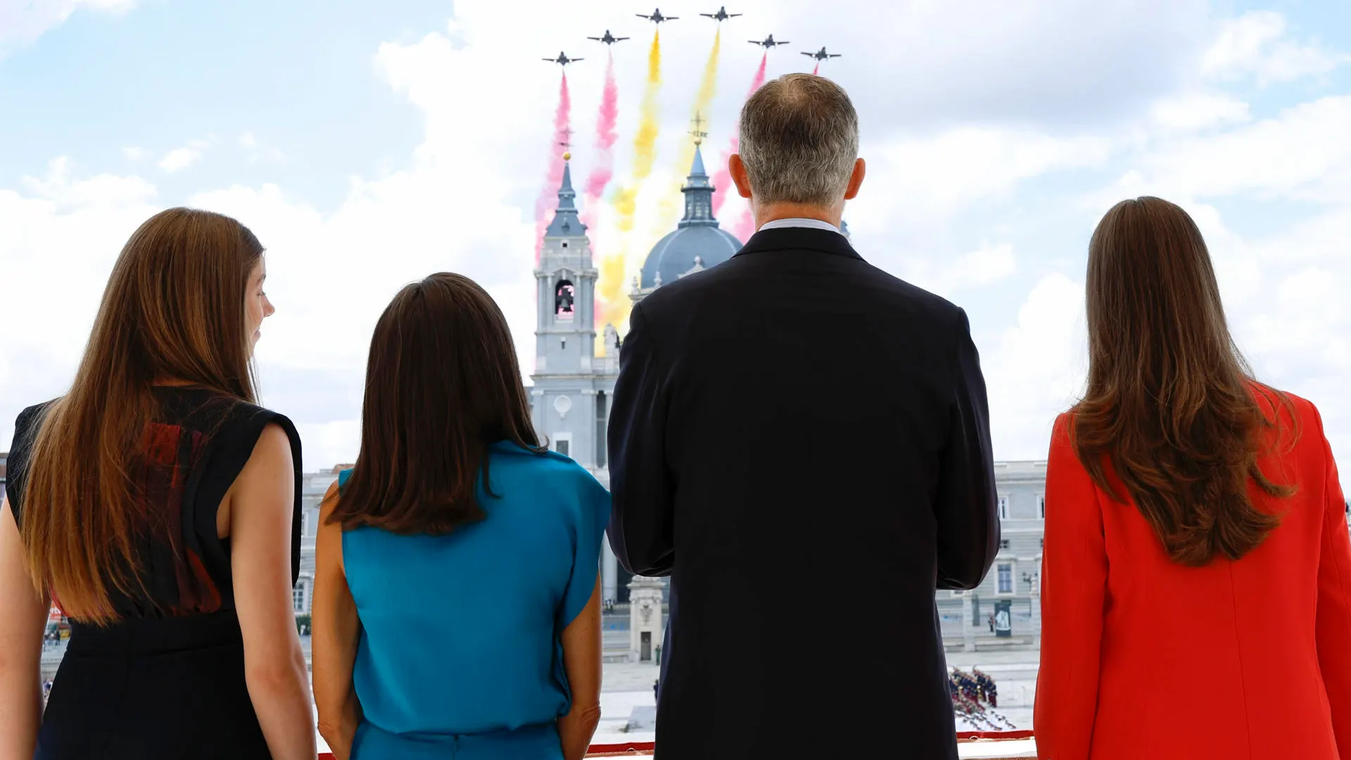 Los reyes, la Princesa de Asturias y la Infanta Sof&iacute;a en el X aniversario del reinado de Felipe VI frente a la patrulla &Aacute;guila
