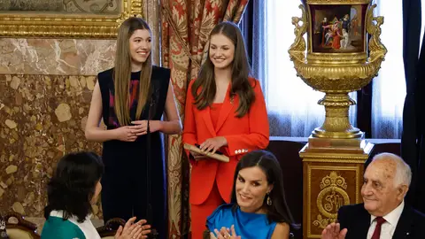 La infanta Sofía y la princesa Leonor sorprenden a su padre con un discurso