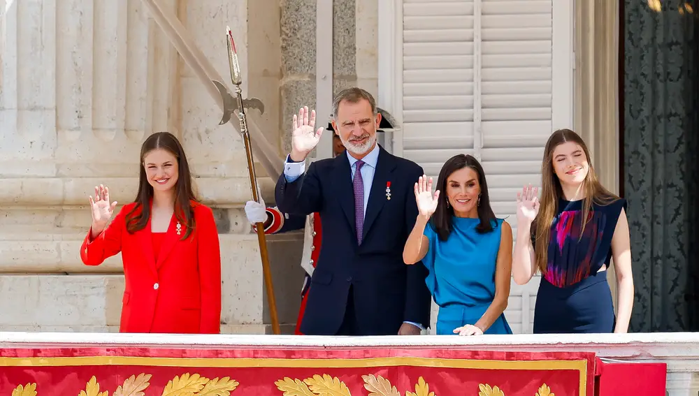 La familia real saludando en el balcón central del Salón del Trono del Palacio Real