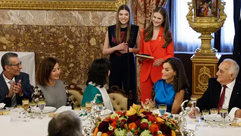 El rey Felipe VI observando a sus hijas, Leonor y Sofía El rey Felipe VI observando a sus hijas, Leonor y Sofía