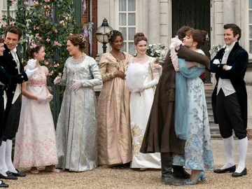 Will Tilston, Jonathan Bailey, Florence Hunt, Ruth Gemmell, Simone Ashley, Hannah Dodd, Luke Newton, Claudia Jessie, Luke Thompson en Los Bridgerton Will Tilston, Jonathan Bailey, Florence Hunt, Ruth Gemmell, Simone Ashley, Hannah Dodd, Luke Newton, Claudia Jessie, Luke Thompson en Los Bridgerton