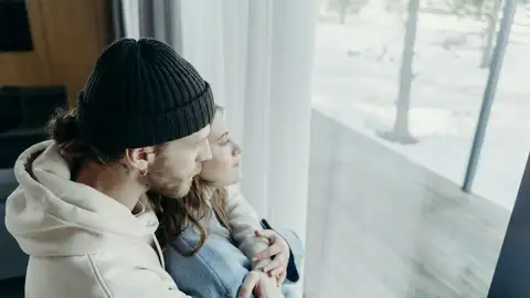 Una pareja se abraza Una pareja se abraza