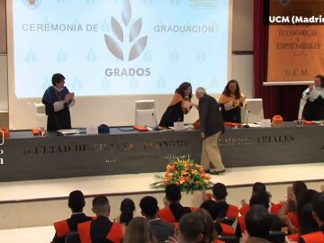 Un hombre de 91 años se gradúa en la universidad