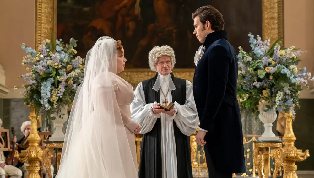 Nicola Coughlan y Luke Newton en la boda de Penelope Featherington y Colin Bridgerton en la temporada 3