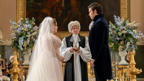 Nicola Coughlan y Luke Newton en la boda de Penelope Featherington y Colin Bridgerton en la temporada 3